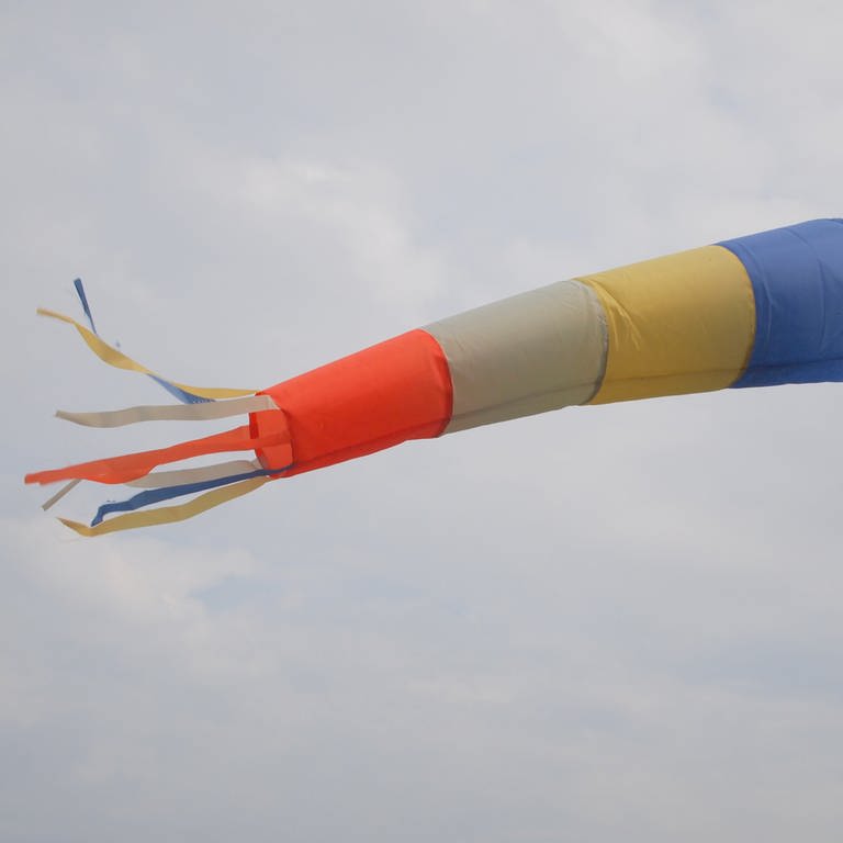 Element Luft: Starker Wind sichtbar durch Windsack (Foto: Colourbox)