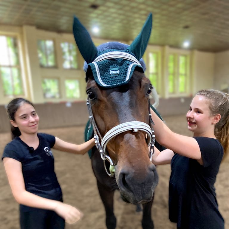 Sara und Lena von #WIR – Freundschaft grenzenlos mit Pferd. (Foto: SWR)