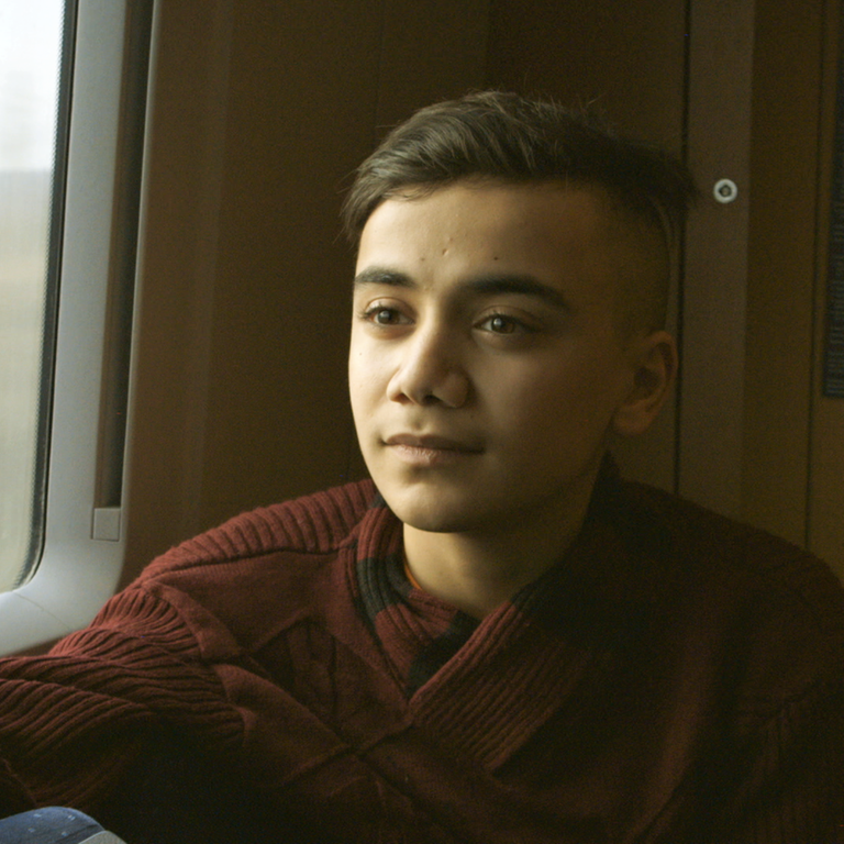 Anwar sitzt im Zug