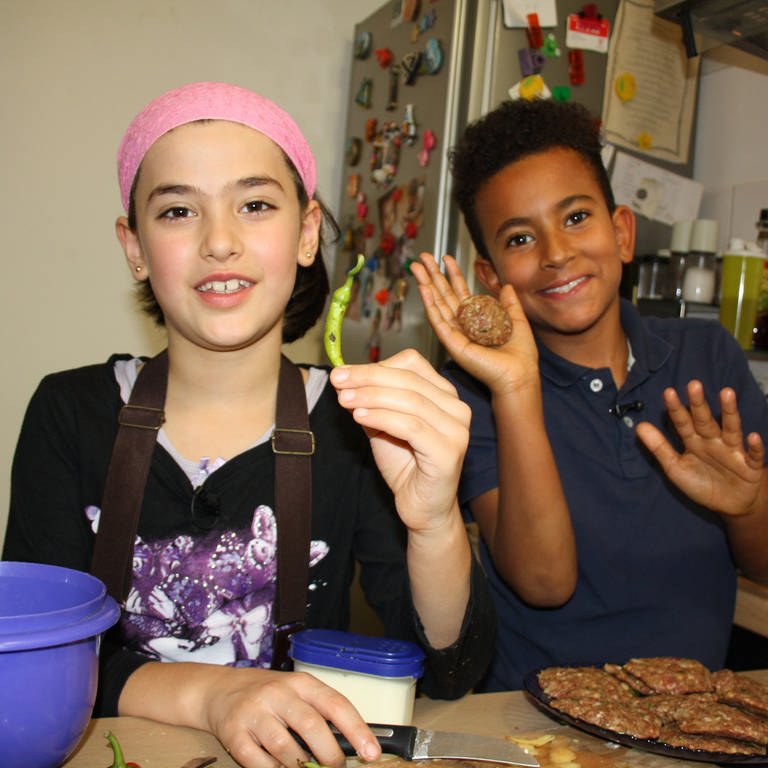 Zerrin und Amanuel kochen Izmir Köfte.