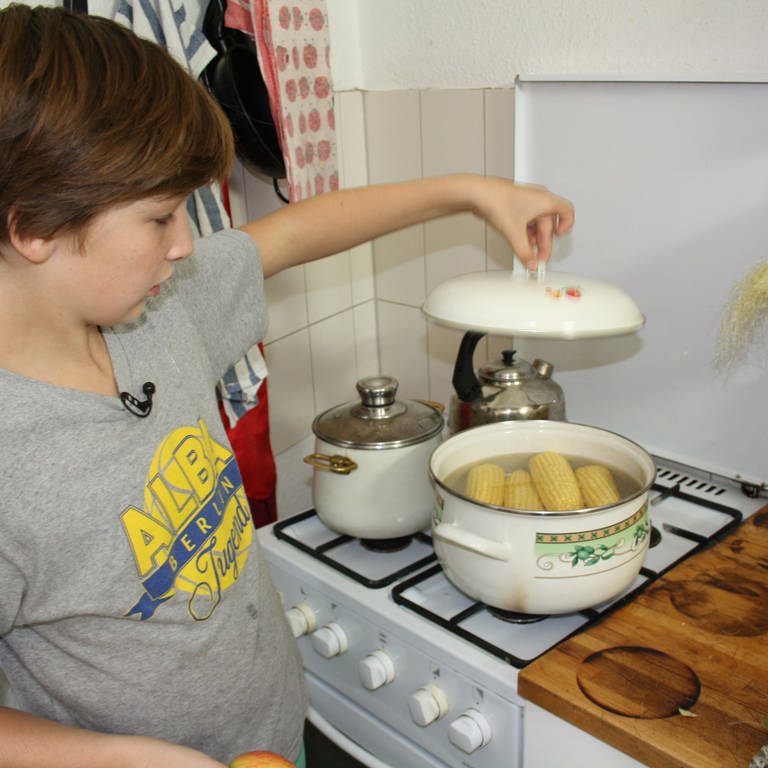 Ozan kocht Köfte mit Cacik (Türkische Frikadellen mit Joghurtsoße).