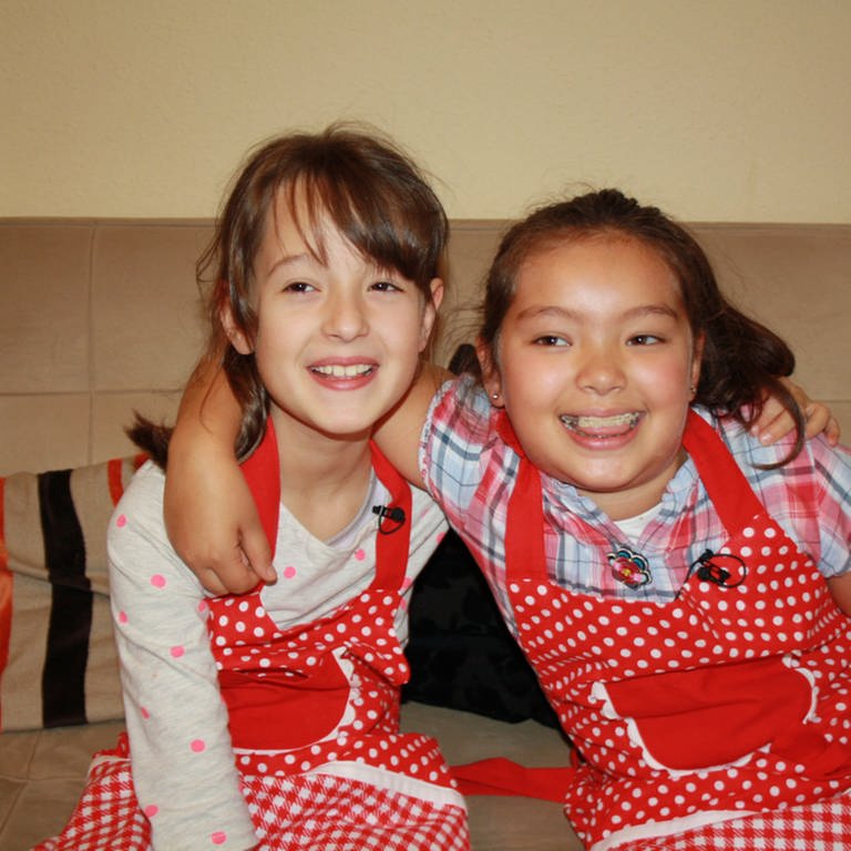 Bianca und Juna kochen polnische Chłodnik — kalte Rote-Beete-Suppe.