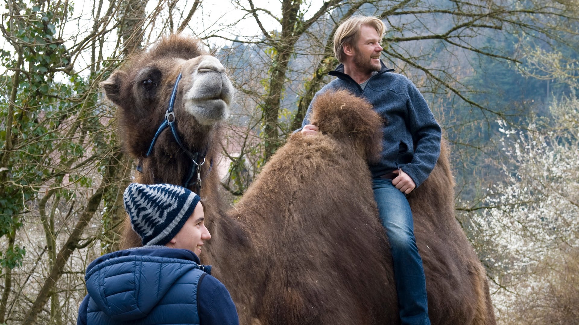 Pawel und Jobst mit Kamel (Foto: SWR, Maria Wiesler)
