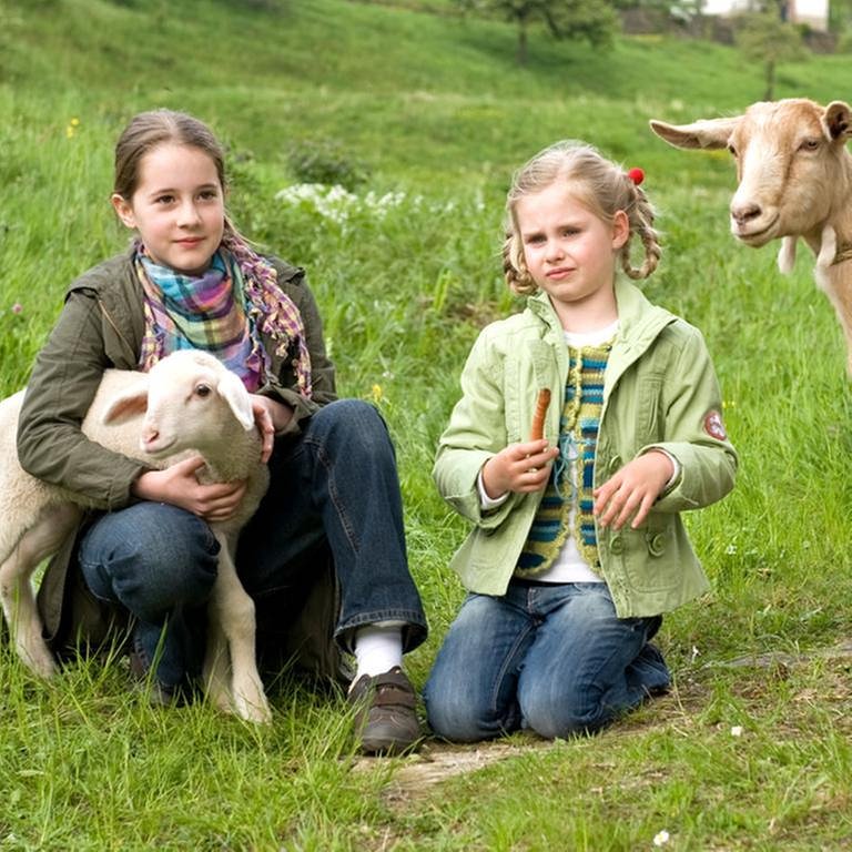 Kinder mit Ziegen