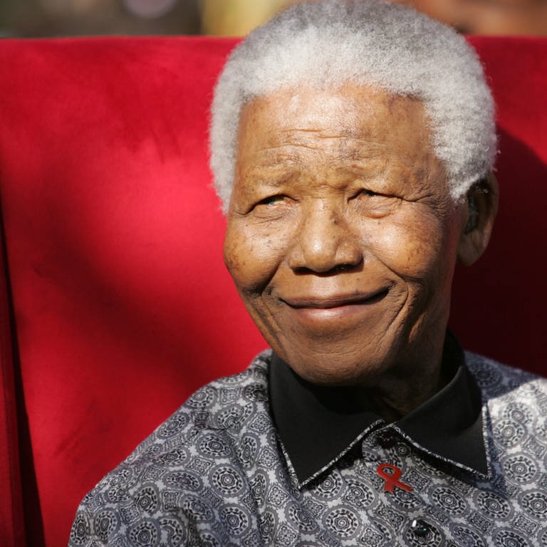 Nelson Mandela sitzt in einem roten Sessel (Foto: dpa Bildfunk, dpa Picture-Alliance)
