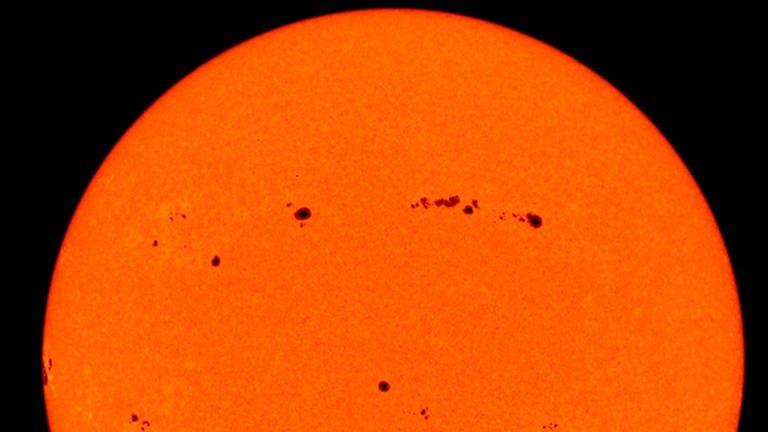 Sonnenflecken auf der Sonnenoberfläche (Foto: dpa Bildfunk, Foto:  A2800 epa Nasa)