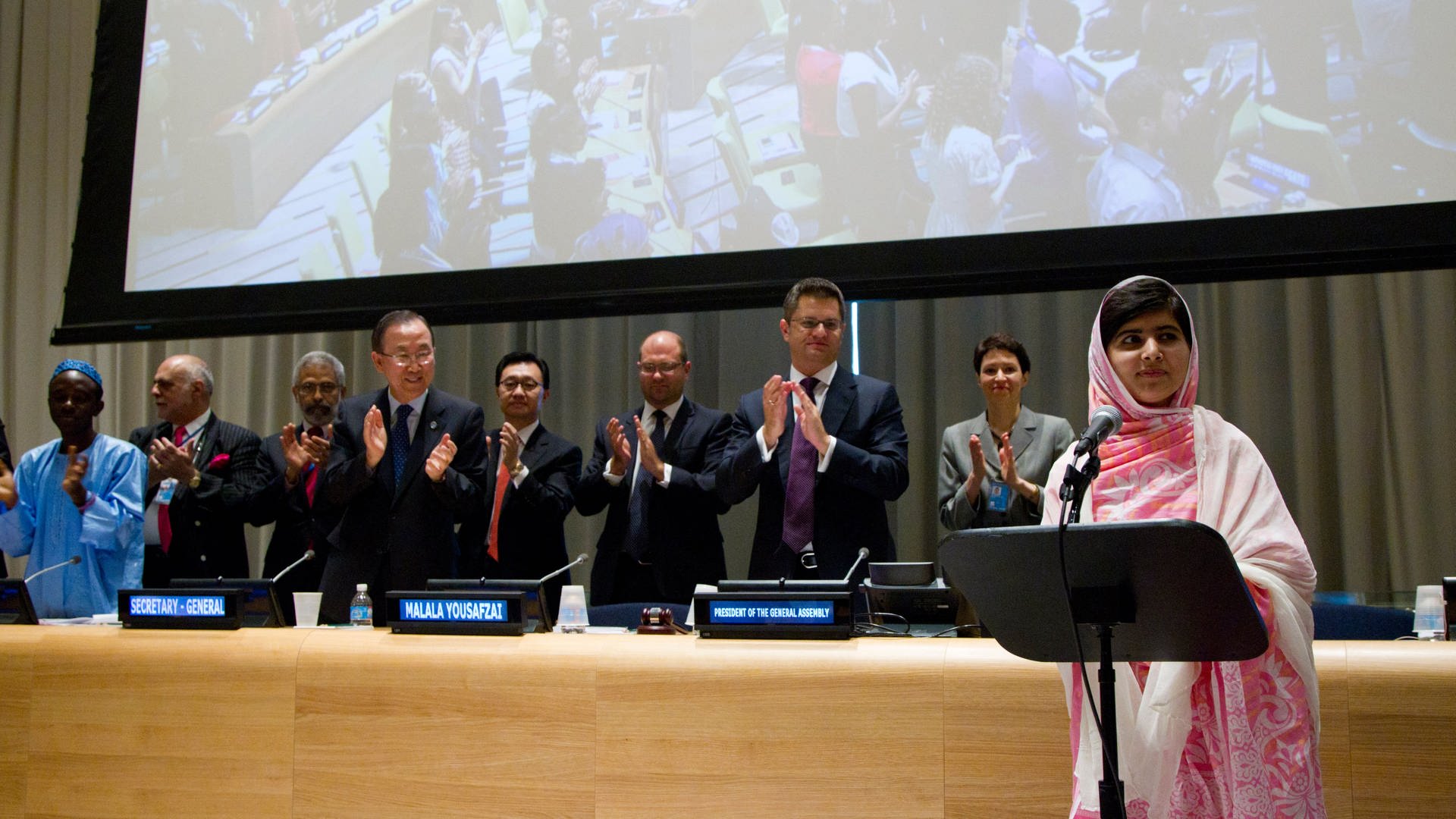 Nach der Rede von Malala über das Recht aller Kinder auf Bildung stehen die Menschen auf und klatschen Beifall. (Foto:  Trusteeship Council Chambers / UN Photo / Rick Bajornas)