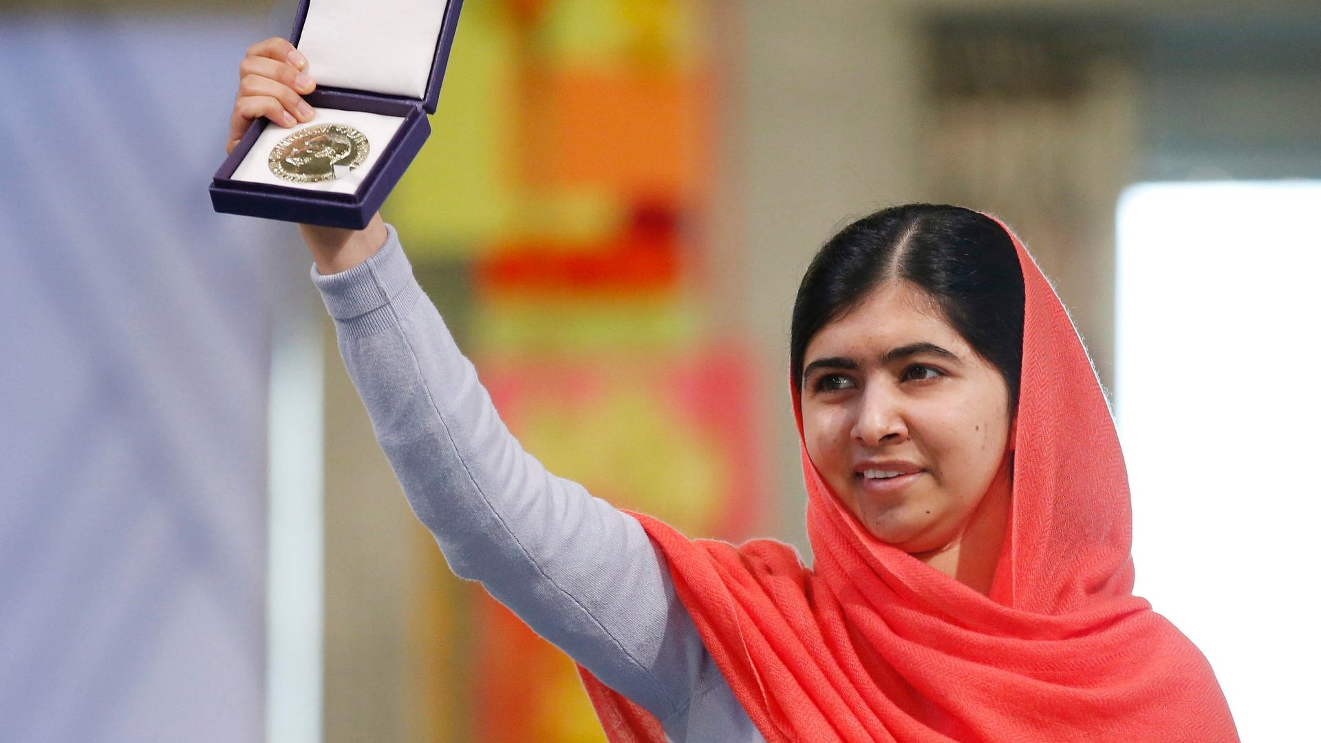 Malala Yousafzai hält ihre Auszeichnung hoch (Foto: picture-alliance / Reportdienste, dpa picture-alliance)