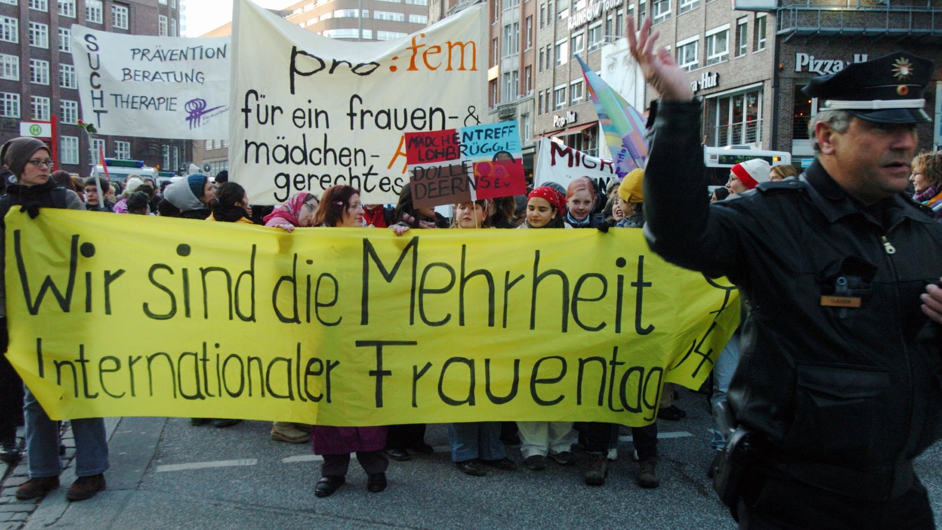 Demonstration in Hamburg "Wir sind die Mehrheit" (2004) (Foto: picture-alliance / Reportdienste,  Maurizio Gambarini dpa/lno)