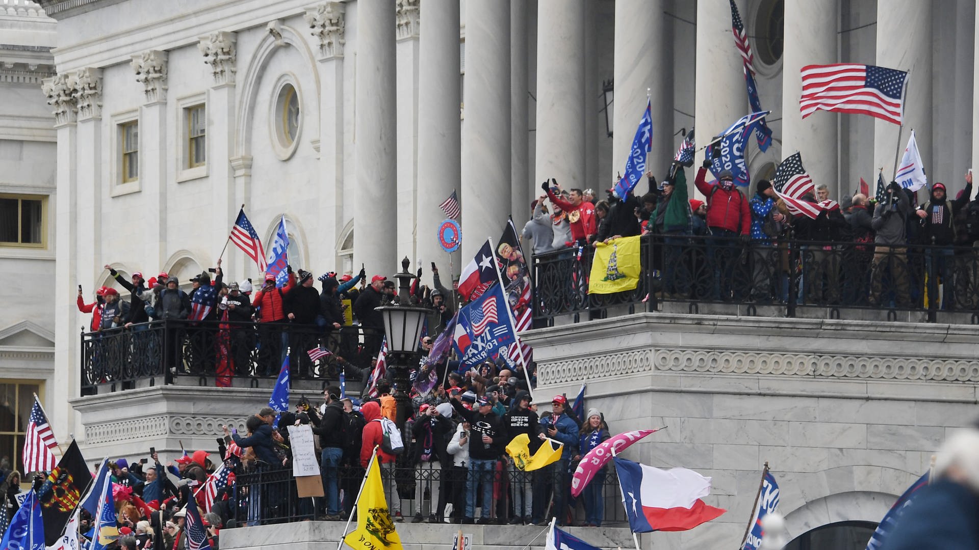 Trump Anhänger stürmen das US Kapitol (Foto: picture-alliance / Reportdienste, picture alliance / ZUMAPRESS.com | Christy Bowe)