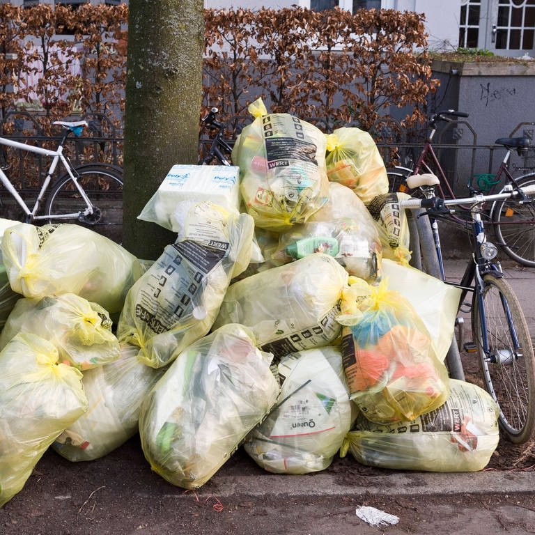 Gelbe Säcke am Straßenrand (Foto: imago images, Achim Duwentäster)