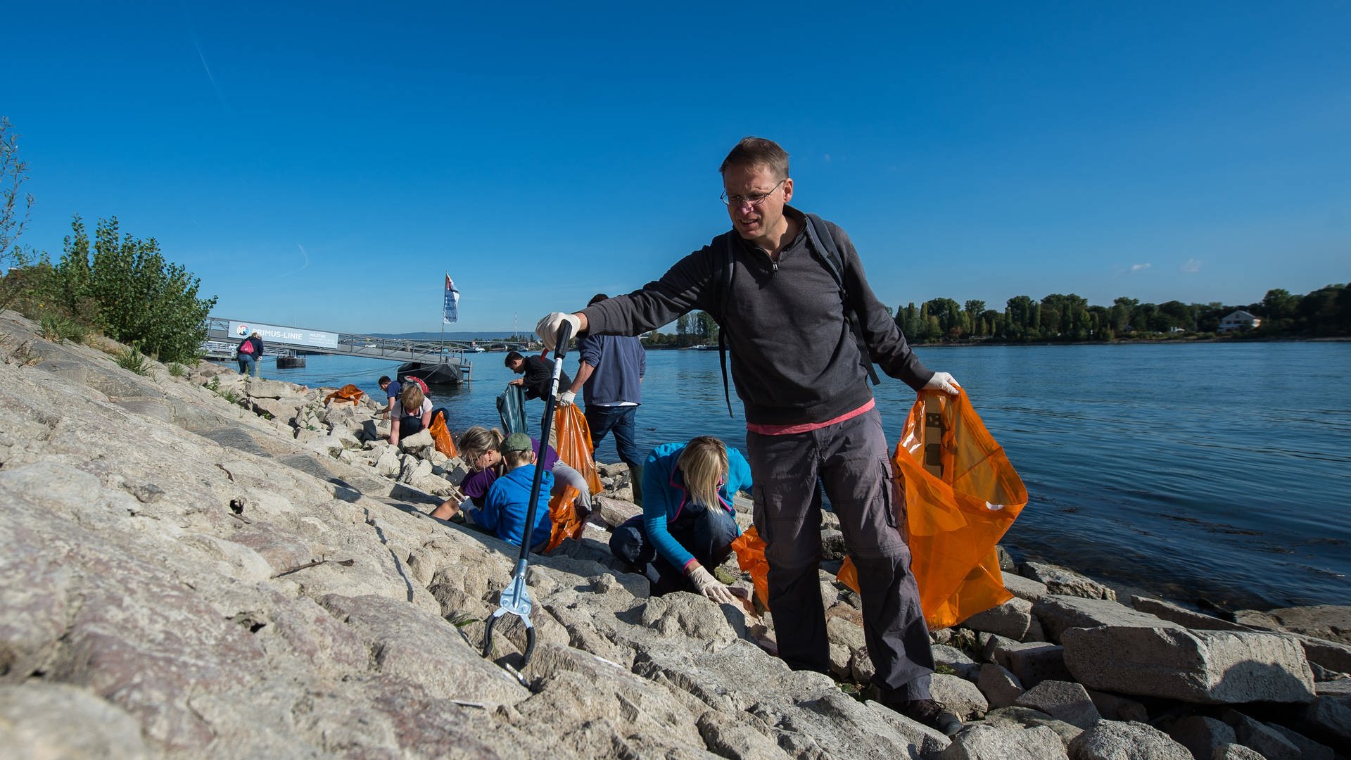 Ehrenamtliche sammeln bei der Umweltinitiative «Rhein Cleanup» am Rheinufer Müll. (Foto: picture-alliance / Reportdienste, picture alliance/dpa | Silas Stein)