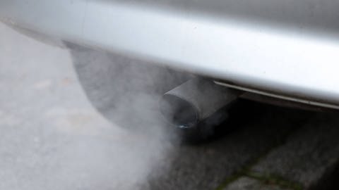 Autoabgase gelangen in die Luft und verpesten die Umwelt (Foto: IMAGO, Gottfried Czepluch)