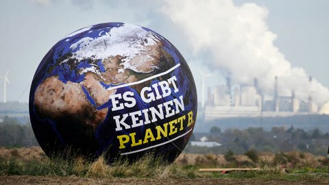 Ein Ballon mit der Aufschrift "Es gibt keinen Planet B." ist vor Braunkohlekraftwerken zu sehen. (Foto: dpa Bildfunk, Picture Alliance)