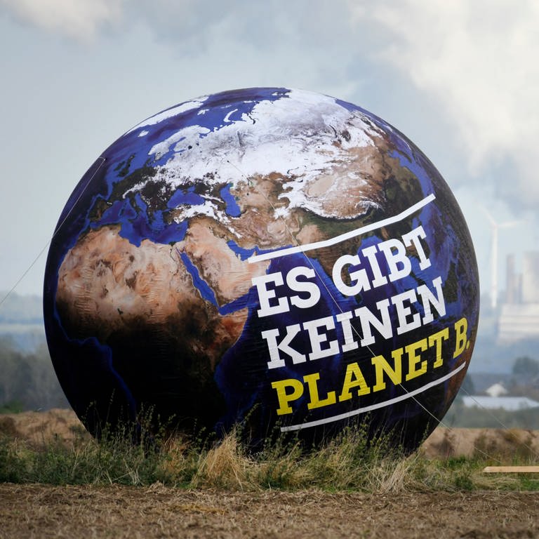 Ein Ballon mit der Aufschrift "Es gibt keinen Planet B." ist vor Braunkohlekraftwerken zu sehen. (Foto: dpa Bildfunk, Picture Alliance)