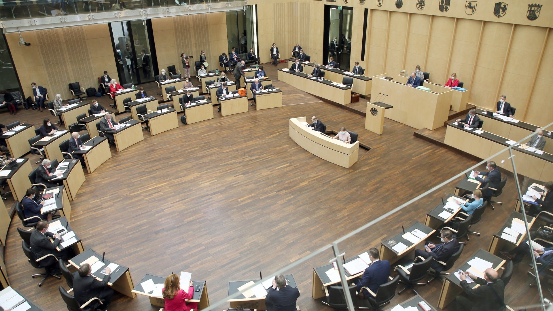 Abgeordnete der Länderkammer nehmen im Bundesrat an der Sitzung teil.  (Foto: picture-alliance / Reportdienste, picture alliance/dpa | Wolfgang Kumm)