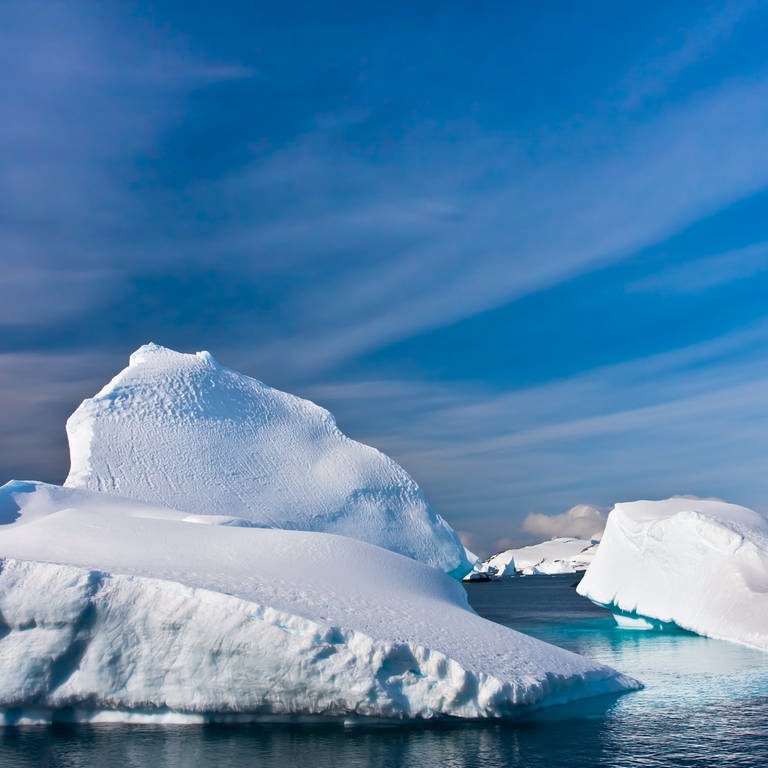 Eine Eisberg-Landschaft unter blauem Himmel