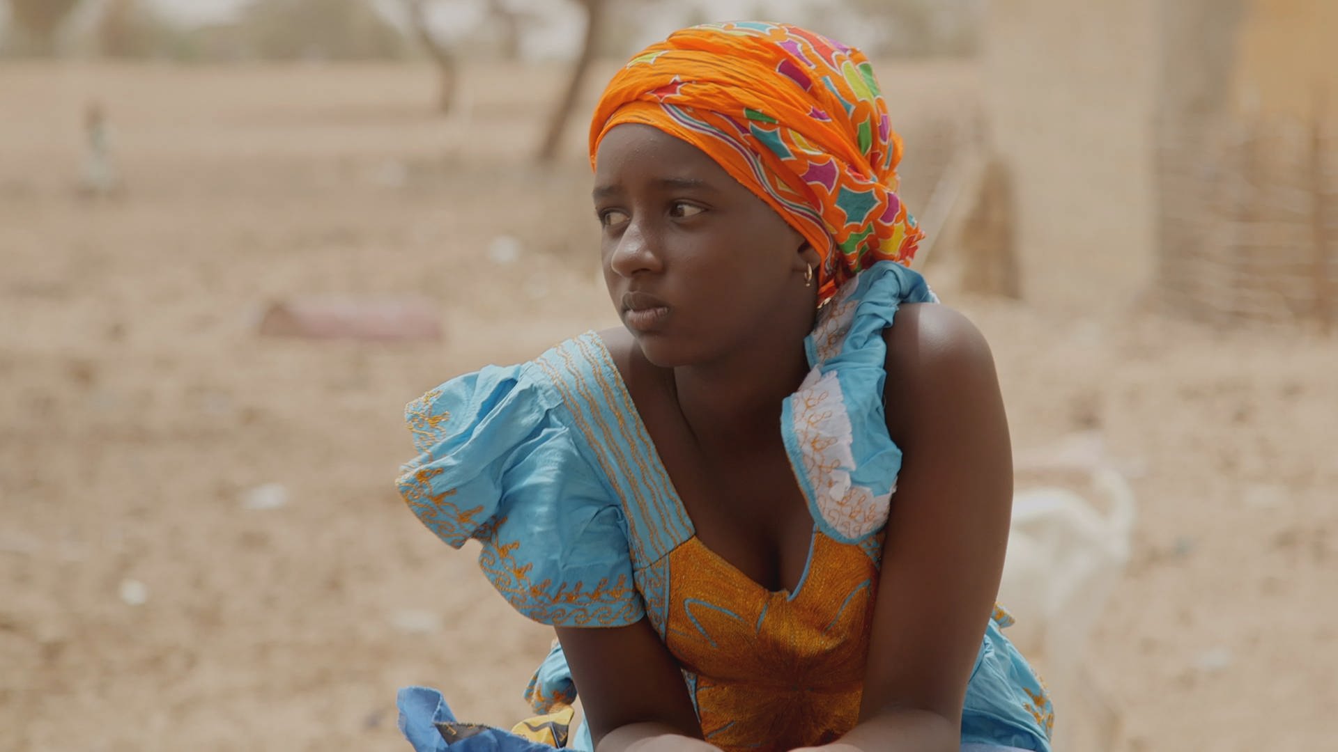 Portrait von Fatou. Die 14-jährige lebt im Senegal am Rande der Sahara. 