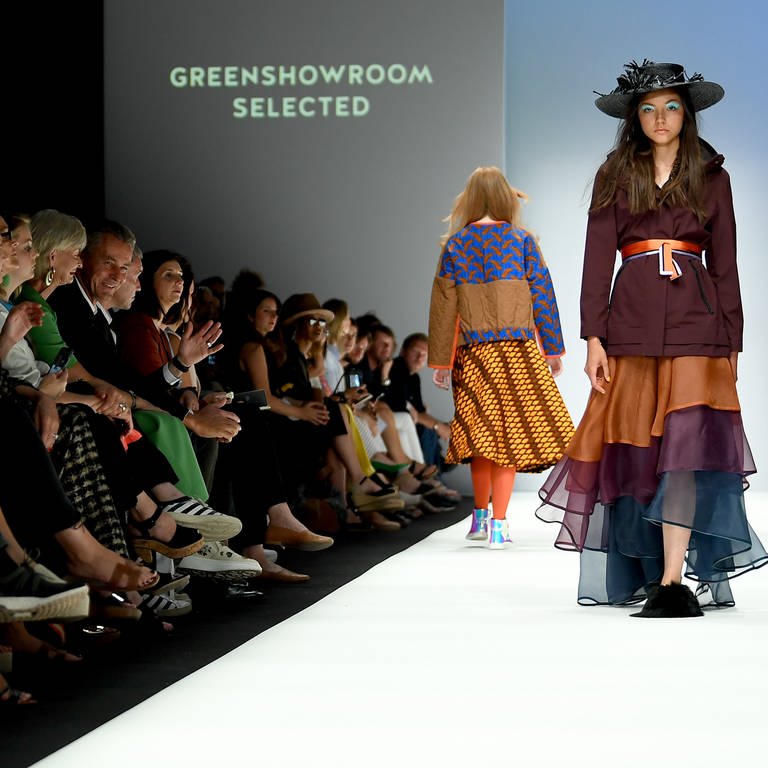 03.07.2018, Berlin: Models präsentieren nachhaltige Mode bei der Greenshowroom Modeschau. Auf der Berlin Fashion Week werden die Kollektionen für FrühlingSommer 2019 vorgestellt.