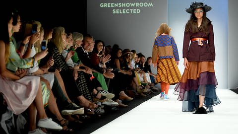 03.07.2018, Berlin: Models präsentieren nachhaltige Mode bei der Greenshowroom Modeschau. Auf der Berlin Fashion Week werden die Kollektionen für FrühlingSommer 2019 vorgestellt. (Foto: picture-alliance / Reportdienste, picture alliance/dpa | Britta Pedersen)