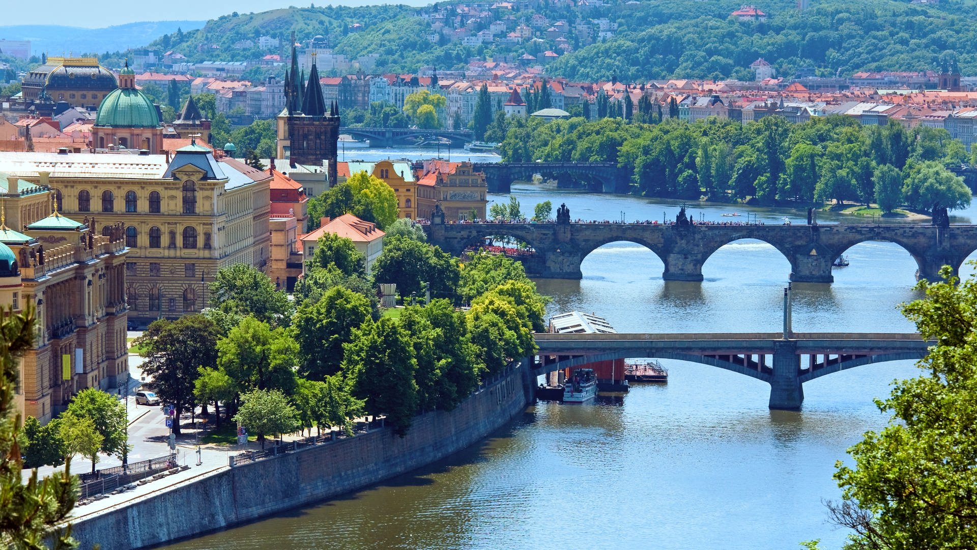 Die Moldau entlang der Altstadt von Prag