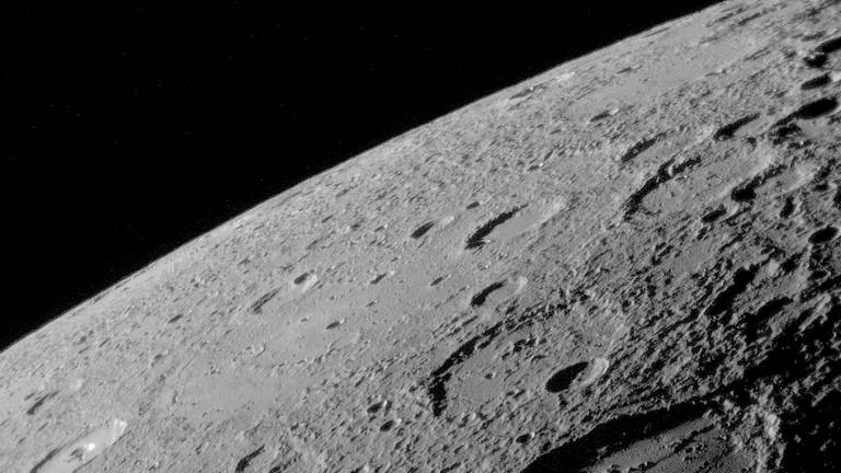 Krater-Oberfläche des Planeten Merkur (Foto: dpa Bildfunk, Foto: NASA/Johns Hopkins University Applied Physics Laboratory/Carnegie Institution of Washington)