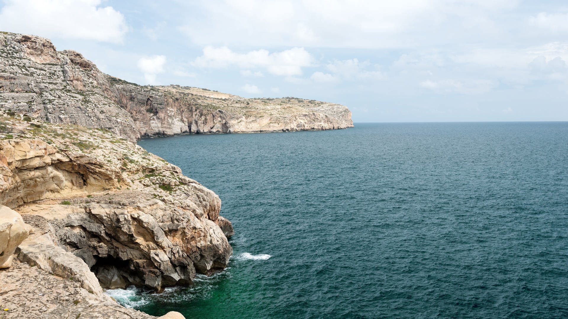 Die rauen Klippen und steinige Küste Maltas