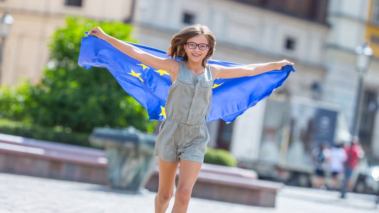 Mädchen mit EU-Flagge (Foto: Colourbox)