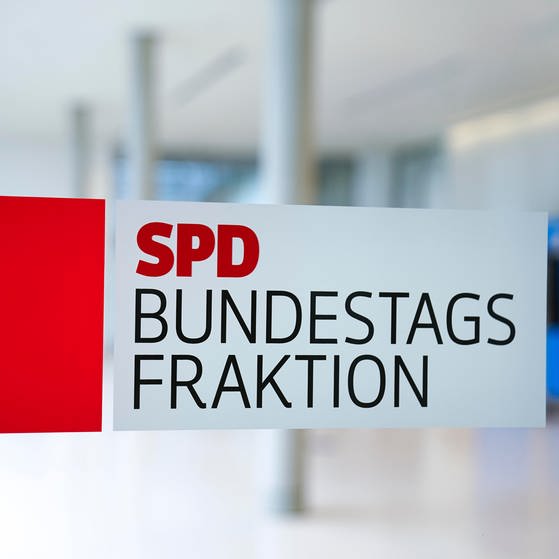 Symbolfoto des Logo der Fraktion SPD im Bundestag auf der Fraktionsebene des Deutschen Bundestag (Foto: picture-alliance / Reportdienste, picture alliance / Flashpic | Jens Krick)