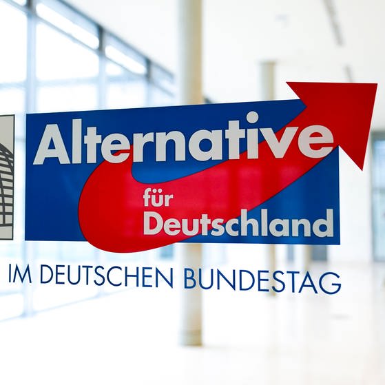 Symbolfoto des Logo der Fraktion AfD (Alternative fuer Deutschland) im Bundestag auf der Fraktionsebene des Deutschen Bundestag (Foto: picture-alliance / Reportdienste, picture alliance / Flashpic | Jens Krick)