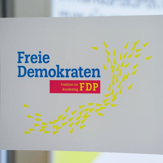 Symbolfoto des Logo der Fraktion FDP (Freie Demokraten) im Bundestag auf der Fraktionsebene des Deutschen Bundestag (Foto: picture-alliance / Reportdienste, picture alliance / Flashpic | Jens Krick)